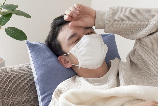 風邪をひいたマスク姿の男性