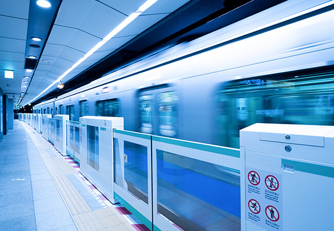 駅のホームと電車